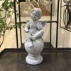 Engel Zittend op Bal - Polystone - Grijs