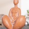 Dame Marcelle Zittend - Poly - Terracotta - L19xB14xH25,5cm